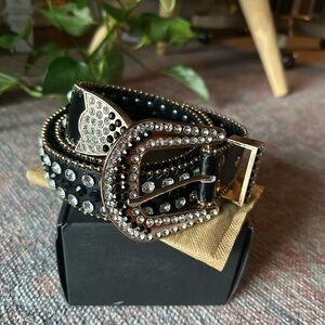 LNC $95 Rhinestone Western Style Ladies Belt Size M-XL